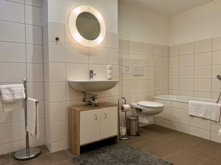 P - F2 bathroom 01